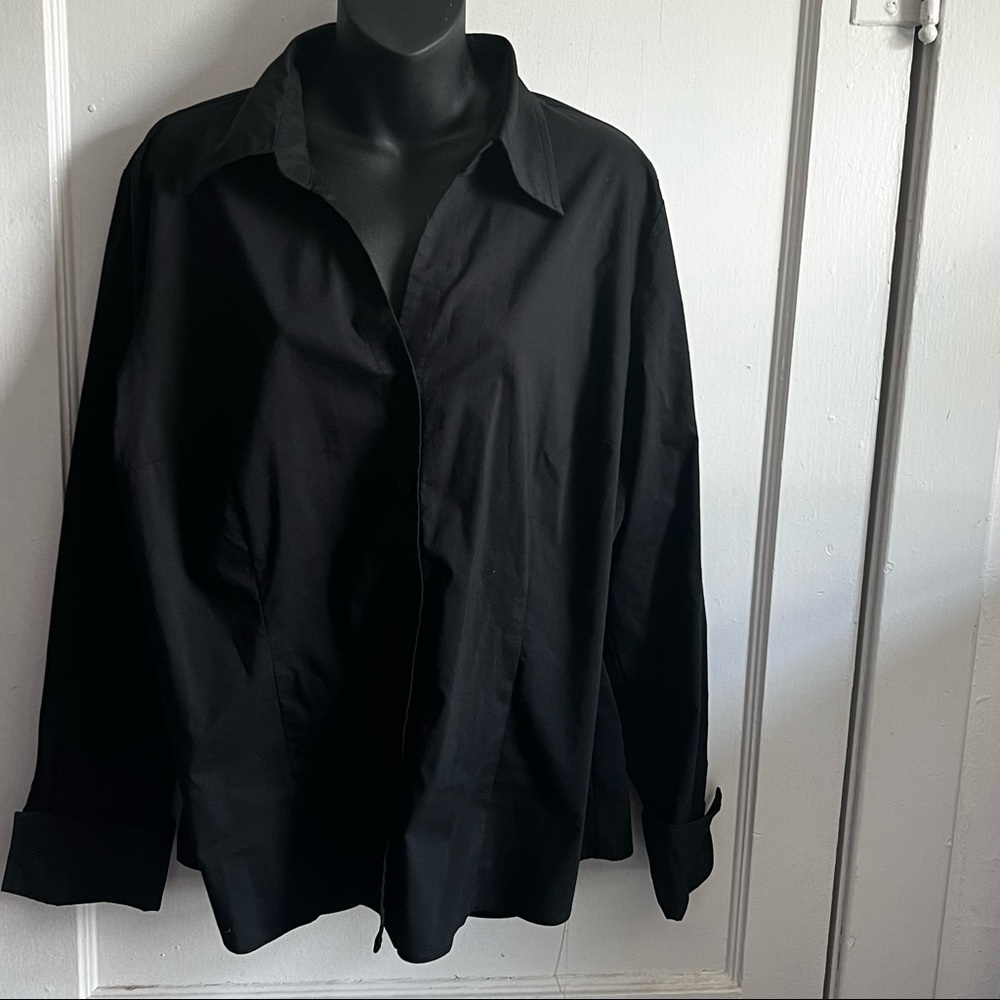 Black button down shirt 👔